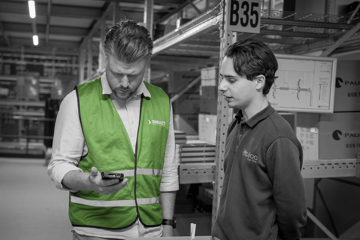 consultant-en-medewerker-bekijken-handterminal