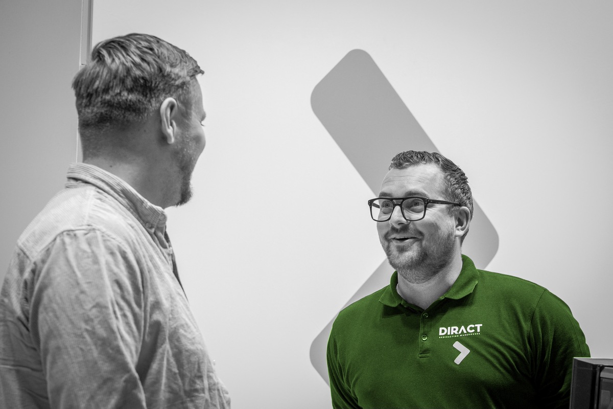 diract-medewerker-in-gesprek-met-bezoeker-kleur