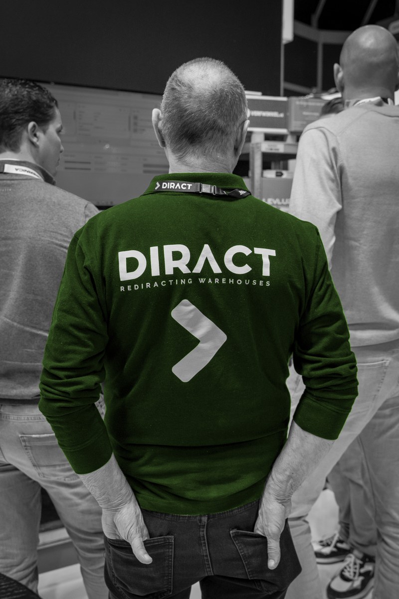 diract-medewerker-tussen-bezoekers-kleur