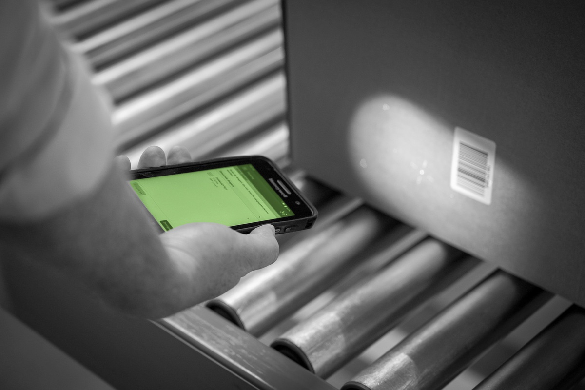 doos-barcode-scannen-op-rollenbaan-zwart-wit