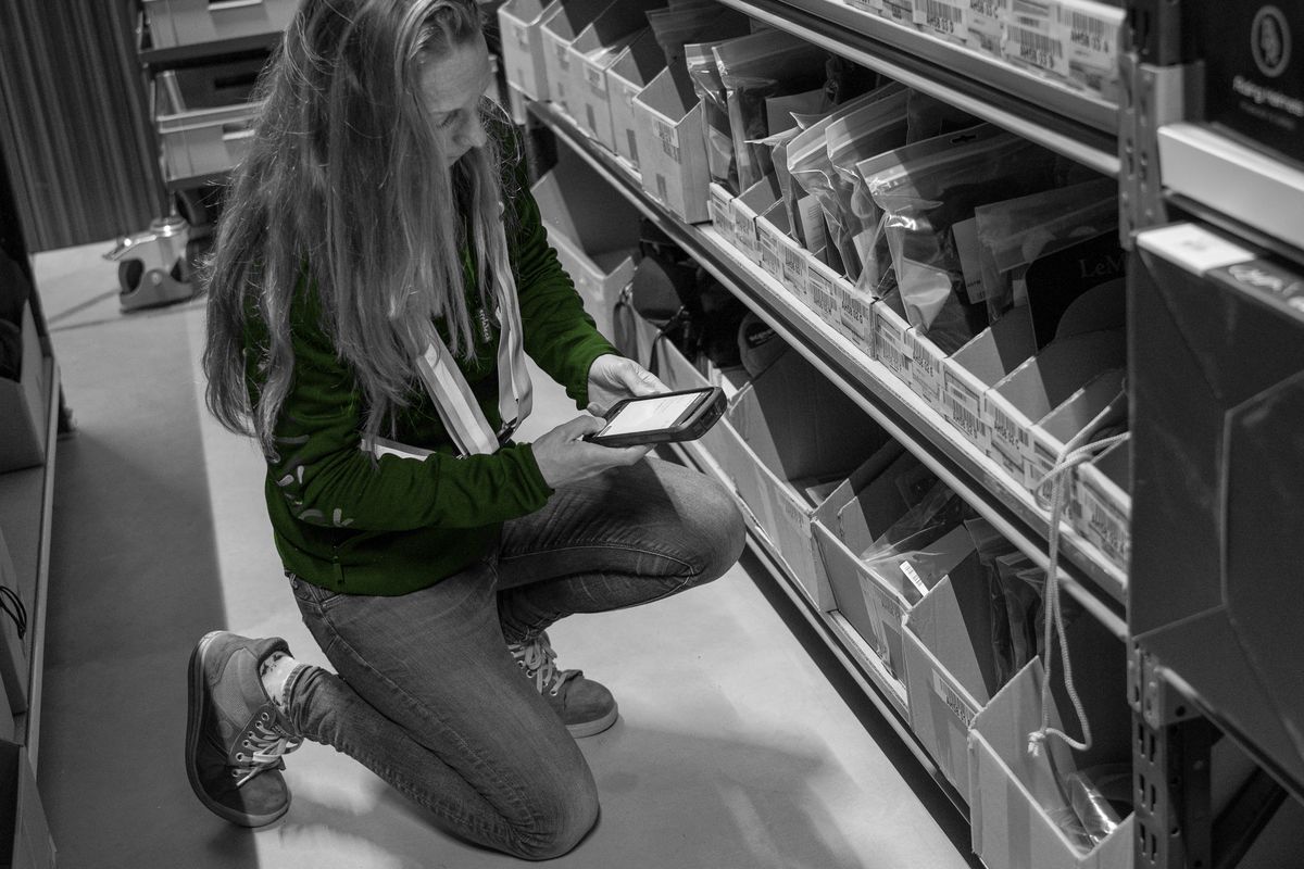 medewerker-pickt-laag-in-stelling