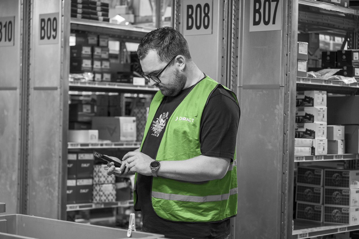 medewerker-scant-onderdeel-in-stelling-zwart-wit