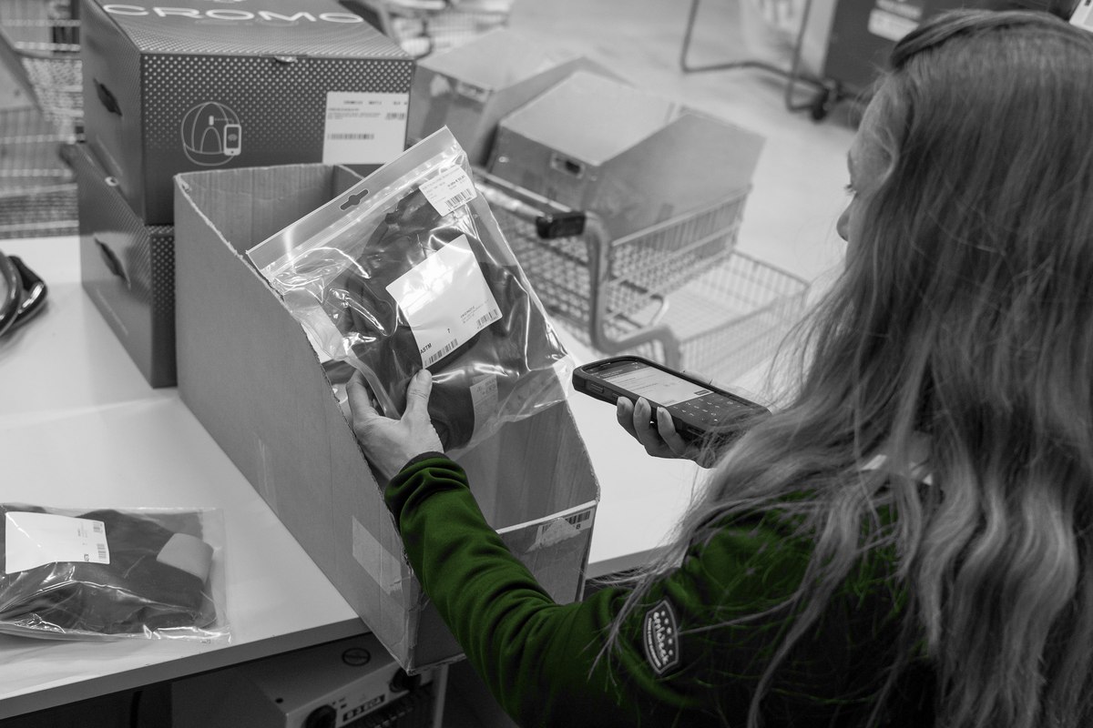 medewerker-scant-verpakt-artikel-01
