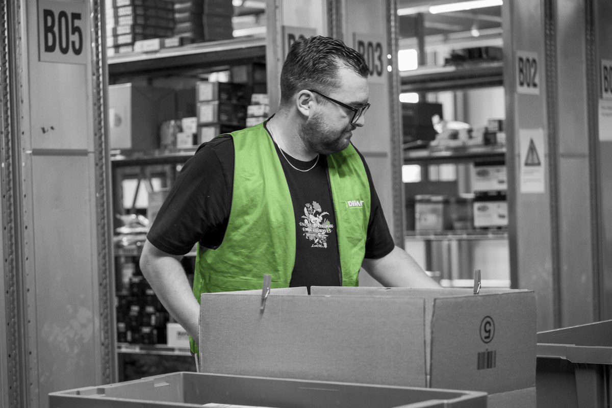 medewerker-verwerkt-doos-zwart-wit