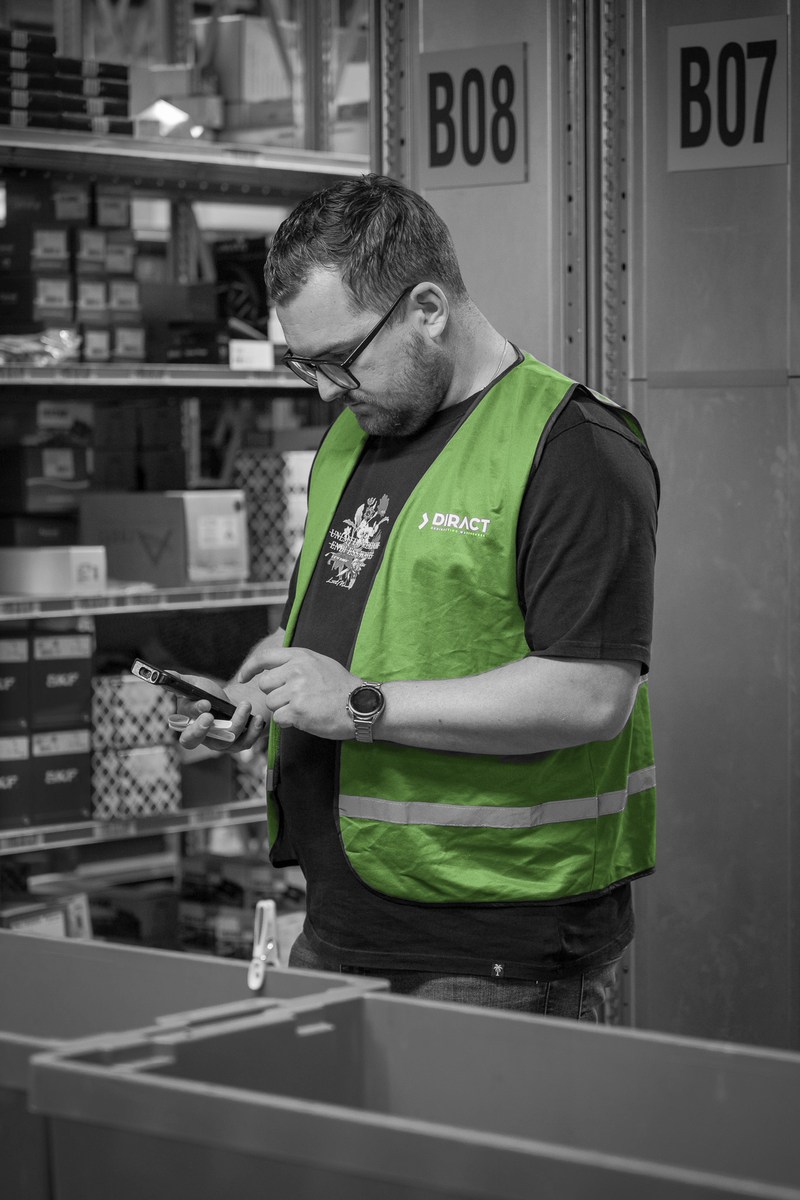 medewerker-verwerkt-onderdeel-bij-pickbak