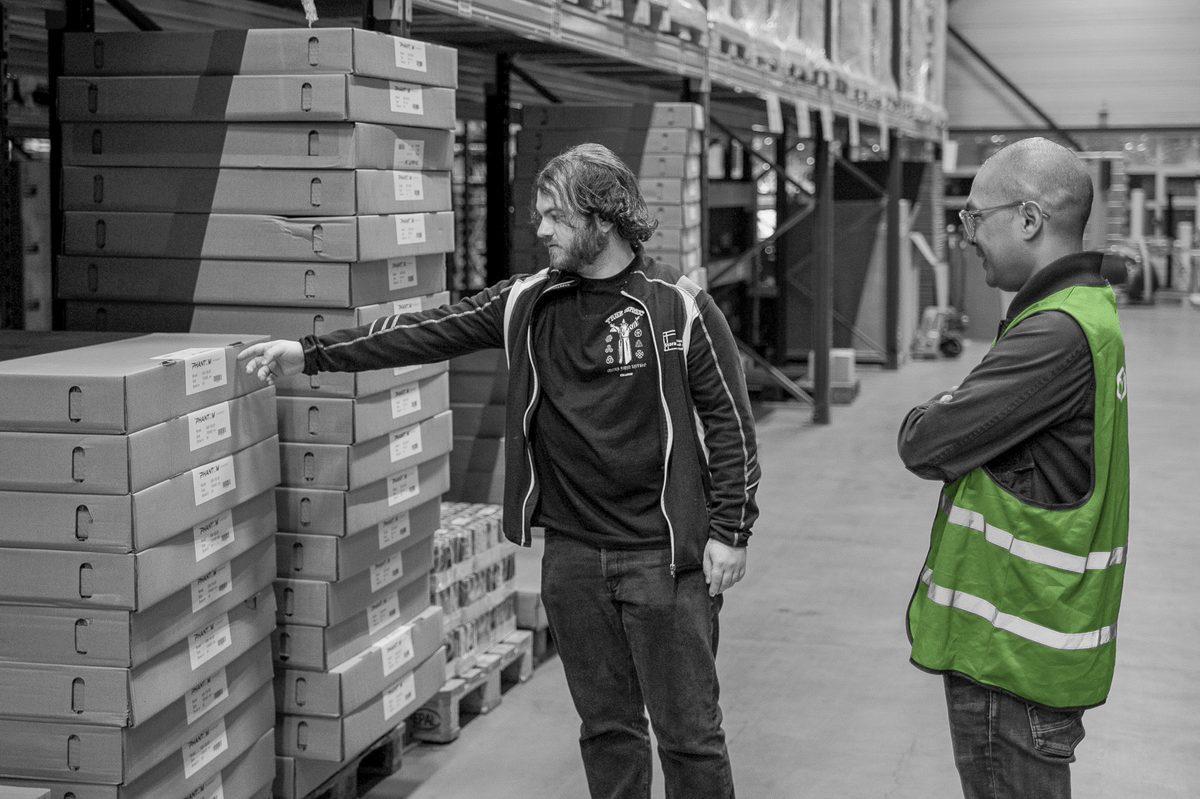 morestorage-klant-en-consultant-in-magazijn-kleur