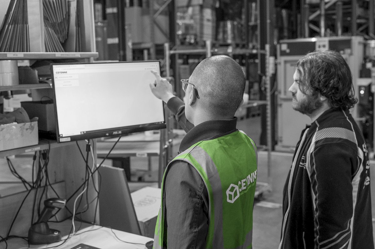 morestorage-procesbespreking-bij-werkstation-kleur
