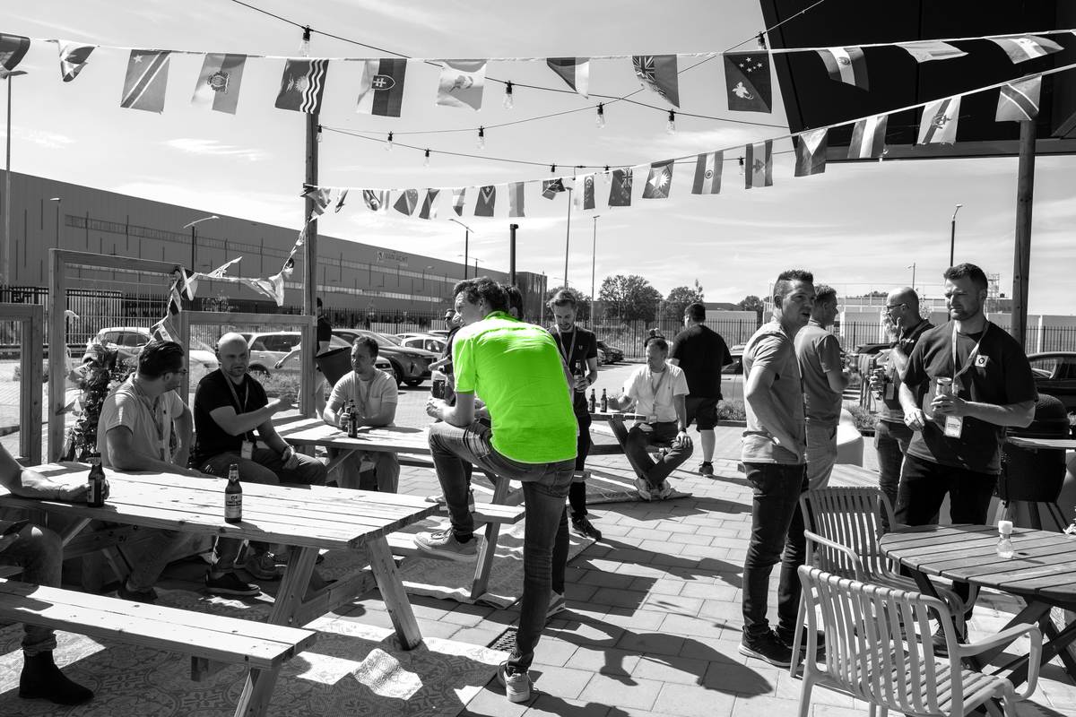 Netwerkborrel op het terras na afloop van het evenement van Diract en Sendcloud