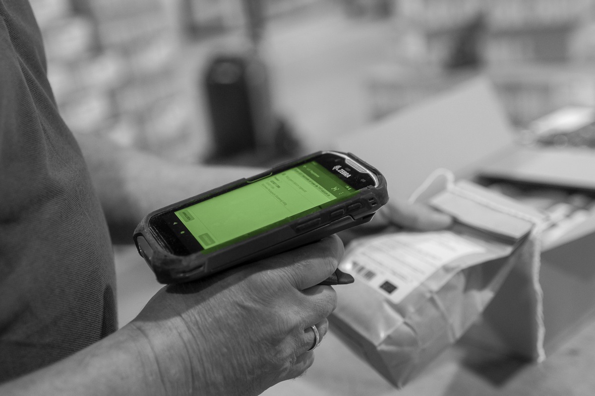 Magazijnmedewerker scant een orderlabel met een handterminal