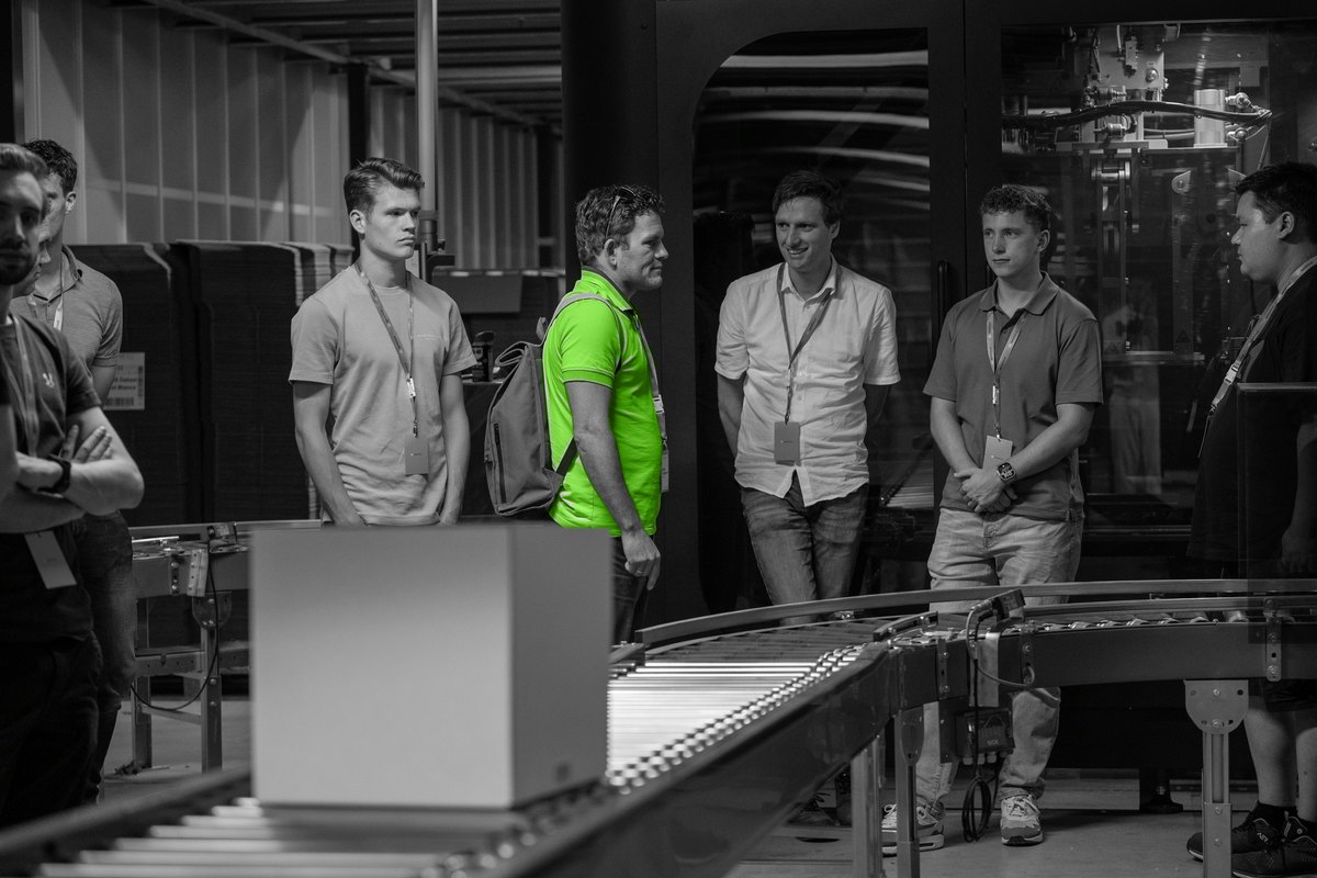 Rondleider legt automatisering uit aan deelnemers van het evenement van Diract en Sendcloud