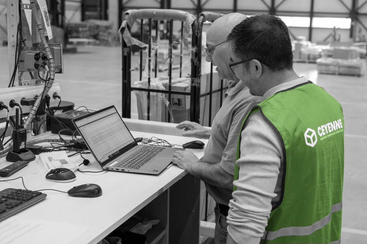 totaalbed-ceyenne-consultant-aan-werkstation-kleur
