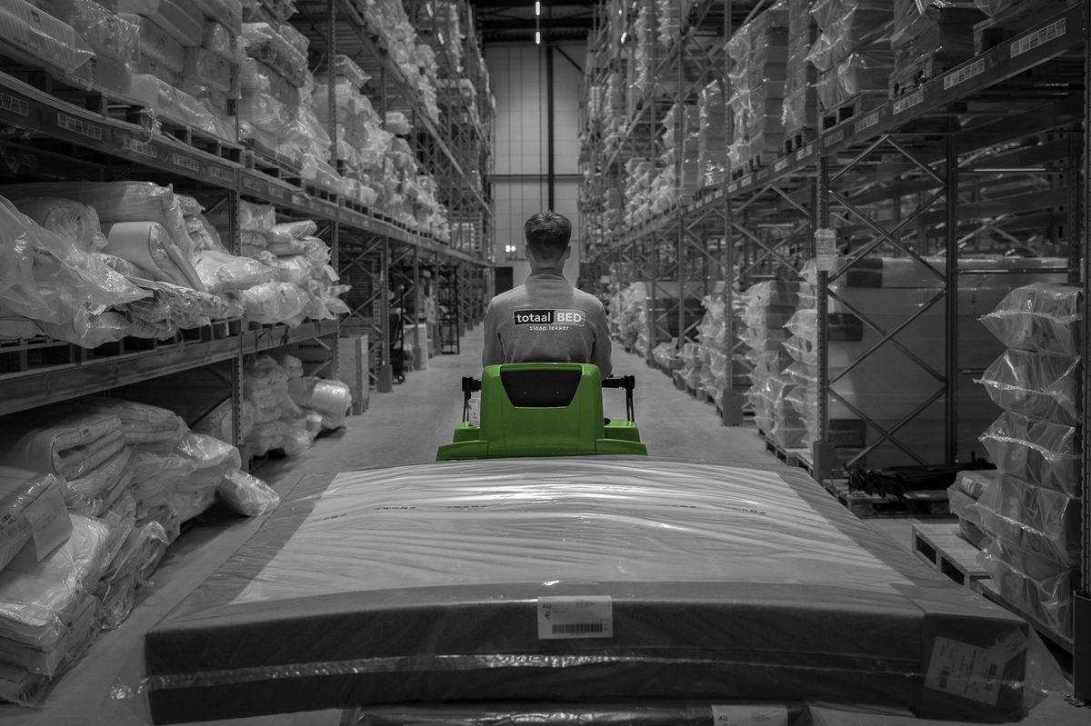 totaalbed-orderpicktruck-in-magazijn-kleur
