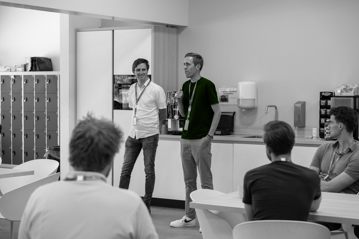 Twee sprekers voor een groep tijdens het evenement van Diract en Sendcloud