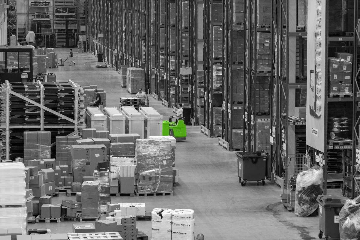 lange-magazijngang-met-pallets